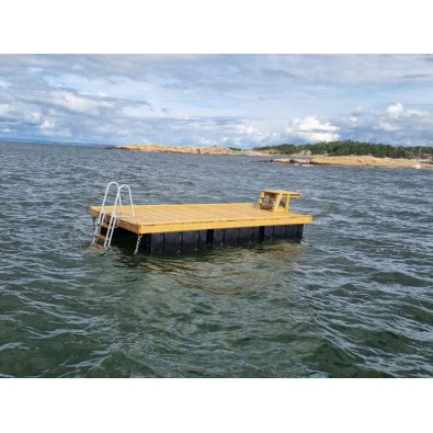 Badebrygge 2.4 x 5m i treverk med lite stupebrett